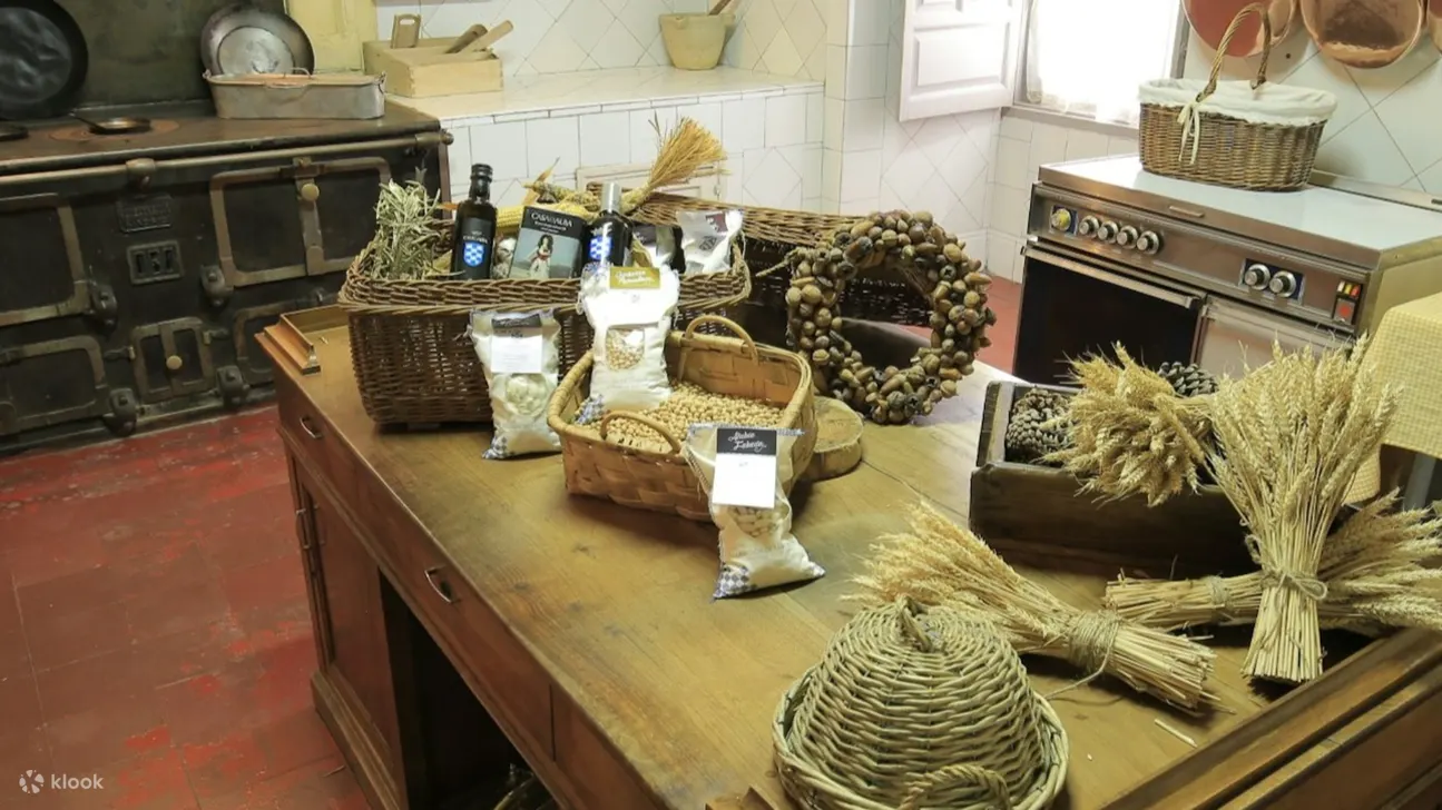 这座历史悠久的宫殿厨房展示了曾用于皇家盛宴的传统工具。
