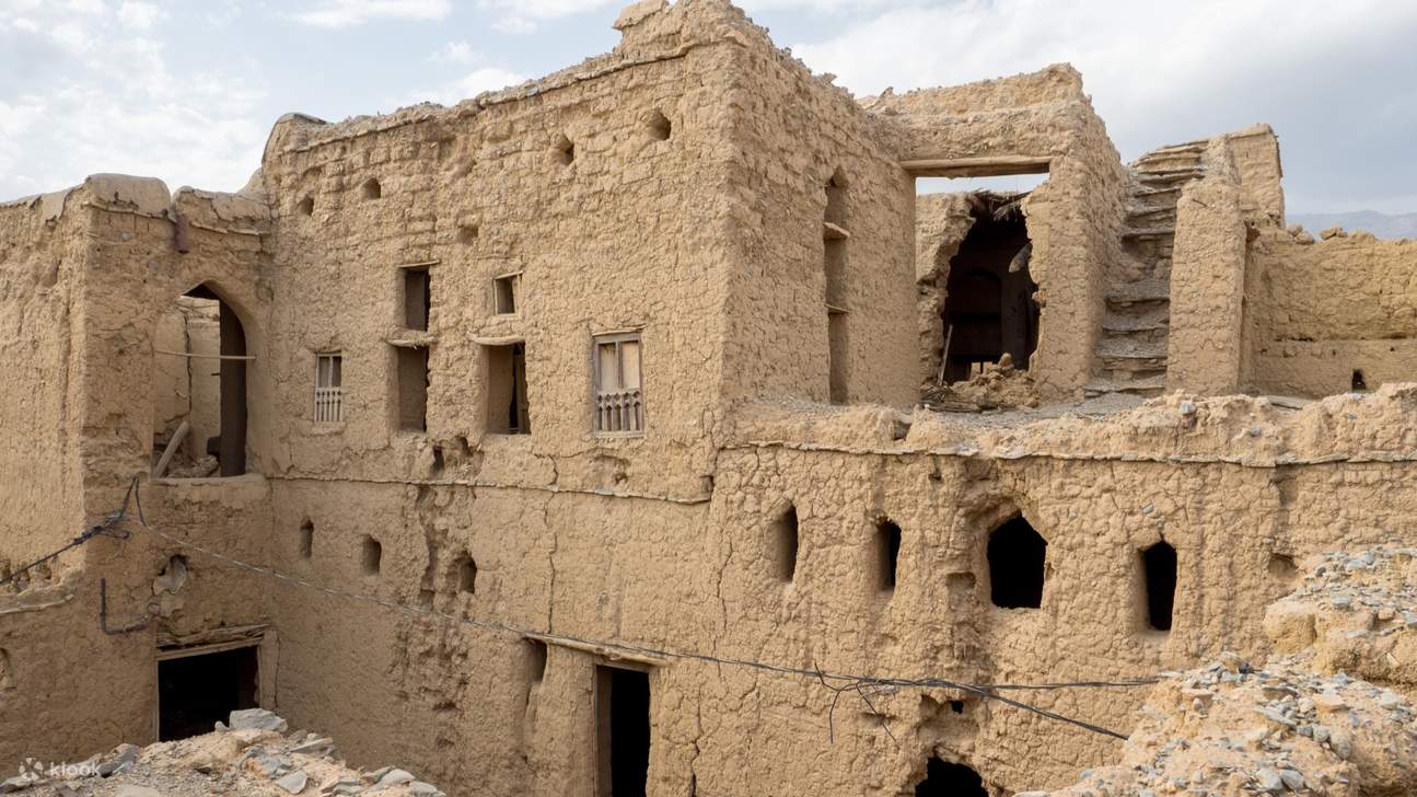 Meneroka perkampungan purba yang terletak di dalam pergunungan yang lasak, memelihara warisan berabad lamanya