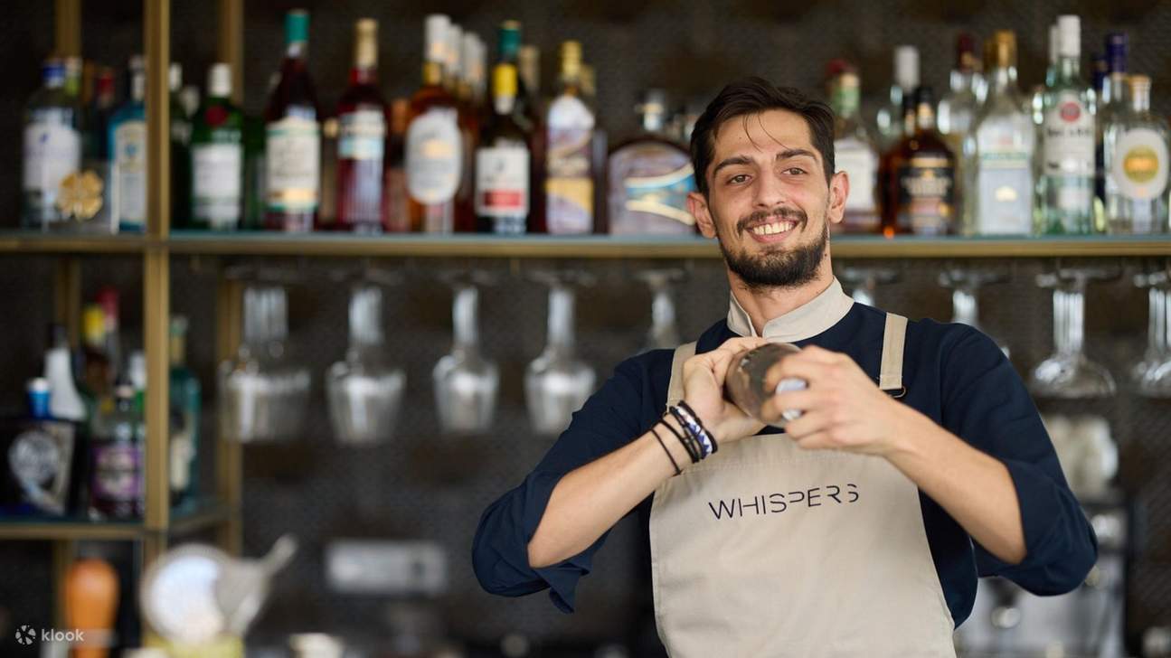 Whispers餐廳的調酒師在堆滿酒水的吧枱前調製雞尾酒