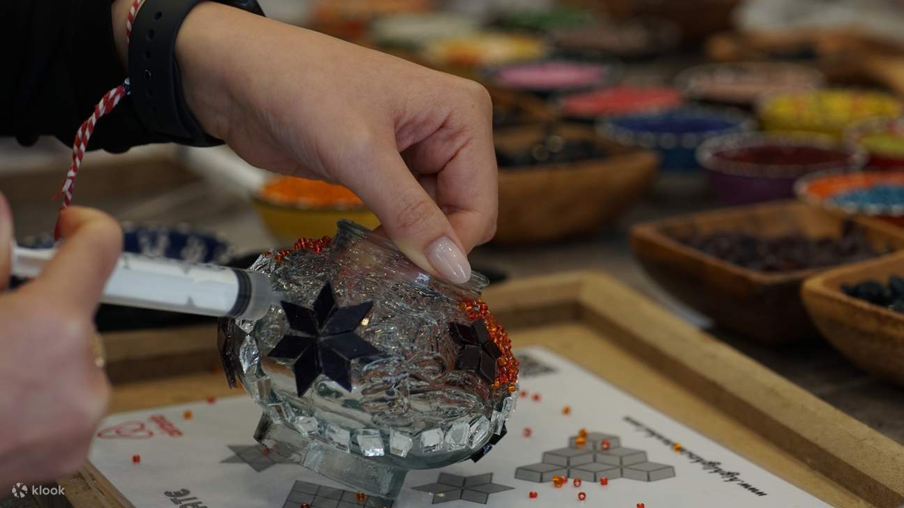 Taller tradicional de lámparas de mosaico turco y candelabros