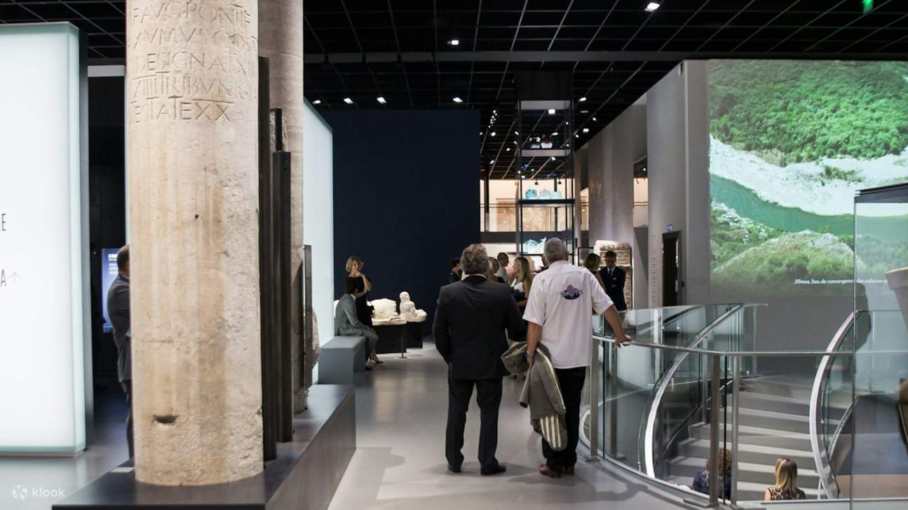 Plongez dans l'histoire romaine à travers des expositions captivantes et des présentations interactives pratiques.