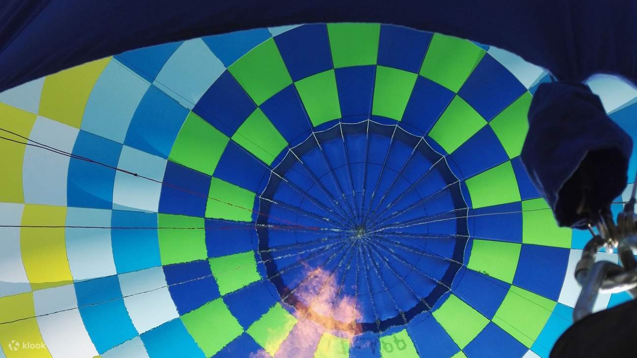 在时间中捕捉到的超现实记忆，漂浮在大自然最神奇的景色之上