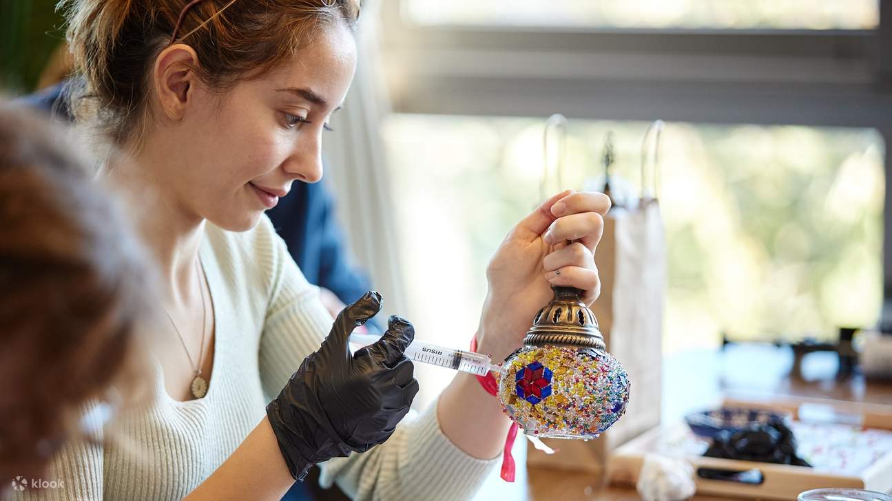 Taller tradicional de lámparas de mosaico turco y candelabros
