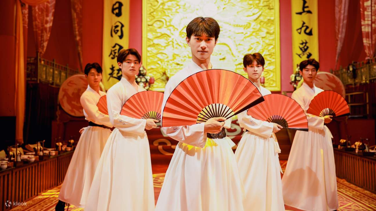 演員以扇為媒，用身姿演繹着古風雅韻，彷彿將千年故事娓娓道來，帶觀者穿越回盛世東方