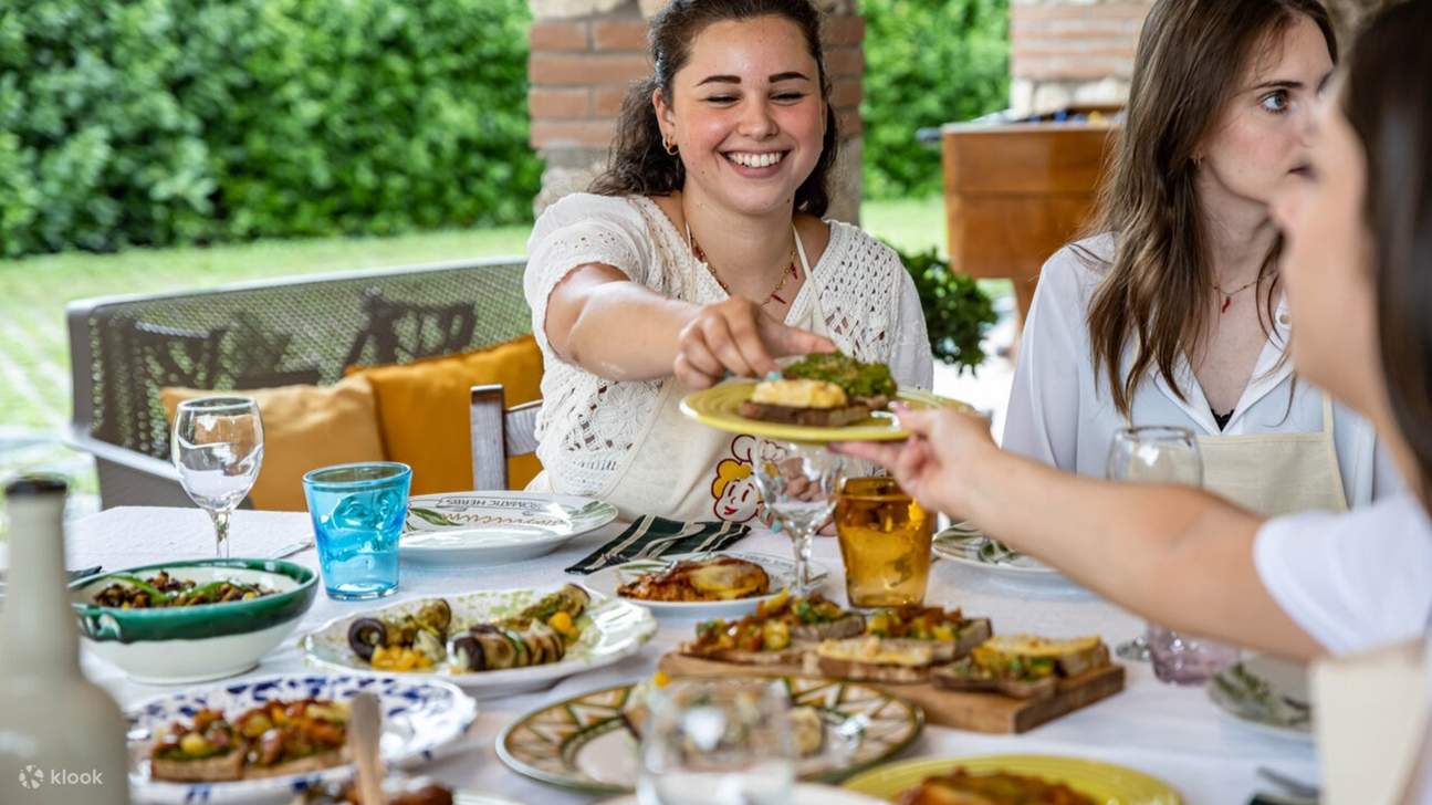 Разделите ароматы, смех и домашние угощения — ощутите тепло итальянского гостеприимства!