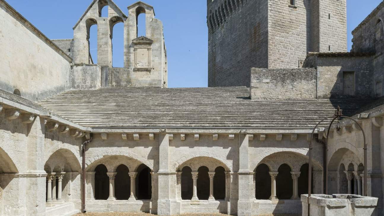 ค้นพบความเชื่อมโยงอันน่าทึ่งระหว่างอารามมงต์มาฌูร์ (Montmajour Abbey) และศิลปินผู้เป็นสัญลักษณ์อย่าง ฟาน ก็อกห์ (Van Gogh)