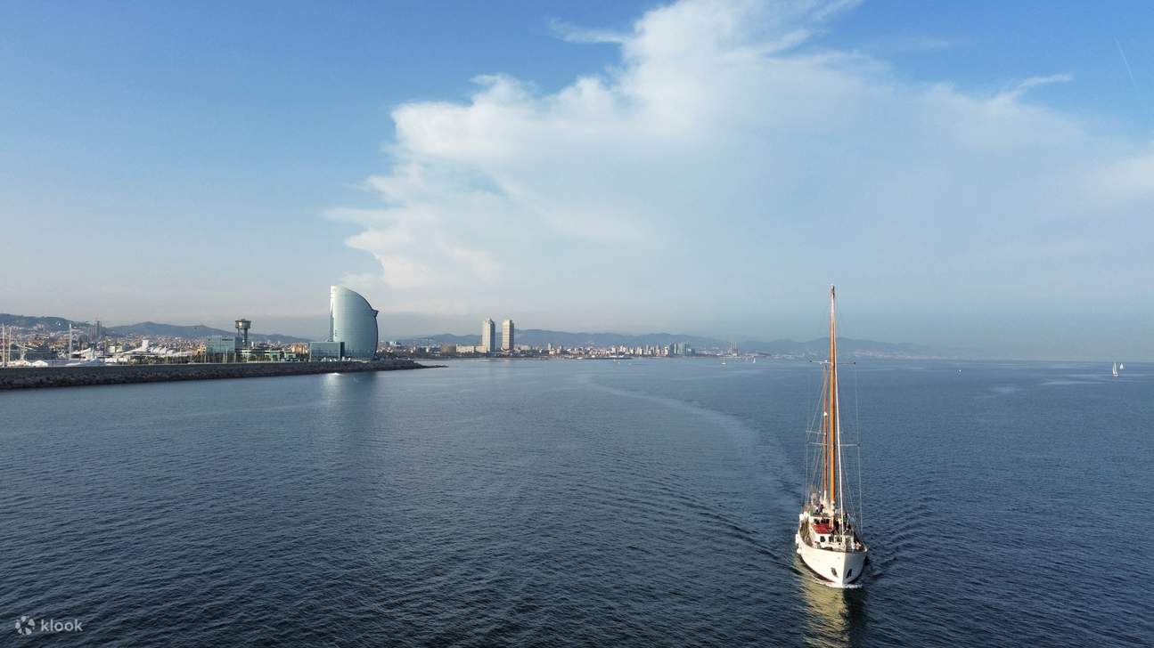 Đi thuyền Địa Trung Hải sang trọng với đồ uống