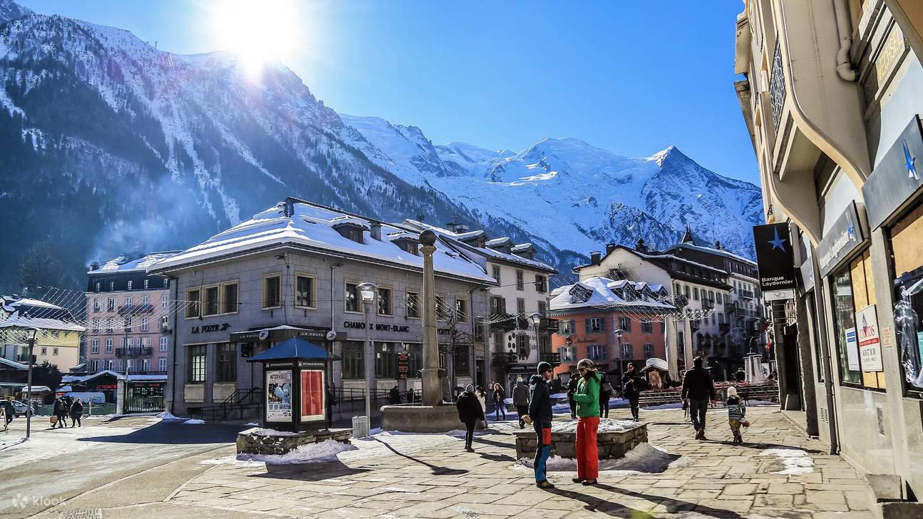Pemandangan panorama Chamonix yang dilitupi salji, dikelilingi puncak alpine yang menjulang tinggi dan langit biru