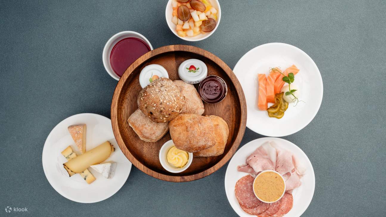 Sarapan elegan yang merangkumi: daging, keju, roti, salmon, jem, smoothie, salad, mentega, sos