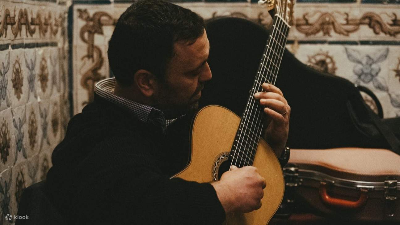 Một nghệ sĩ guitar Fado đầy tâm hồn tạo nên không khí trong một nhà nguyện Lisbon ấm cúng được lát gạch theo phong cách truyền thống