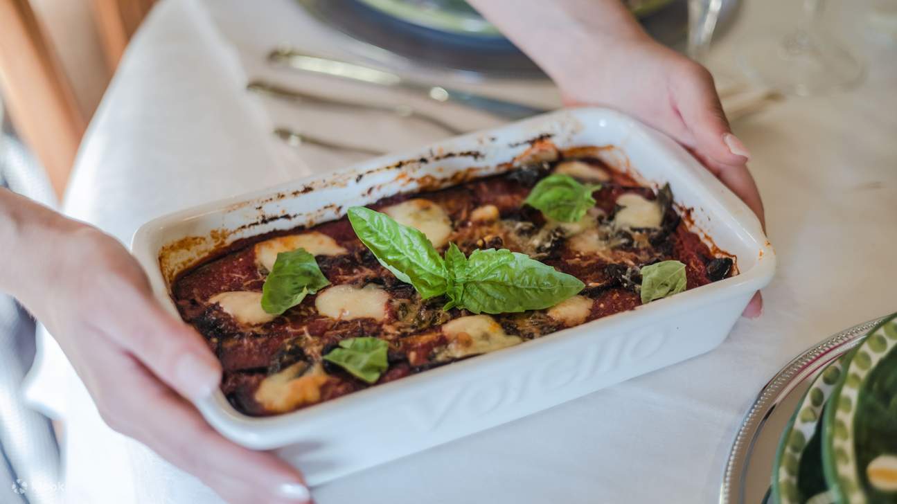 一道充滿活力的菜餚，展示了正宗而美味的義大利美食，由專業人士精心烹製