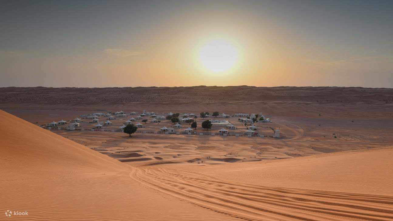 Jelajahi keindahan wadi yang tenang, sebuah oasis dengan air jernih yang terletak di tengah medan yang terjal