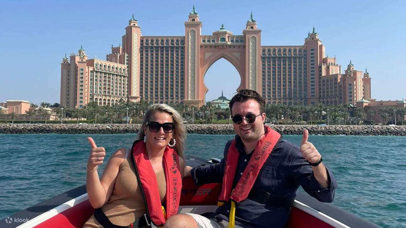 在波浪上滑行，欣賞壯麗的景色