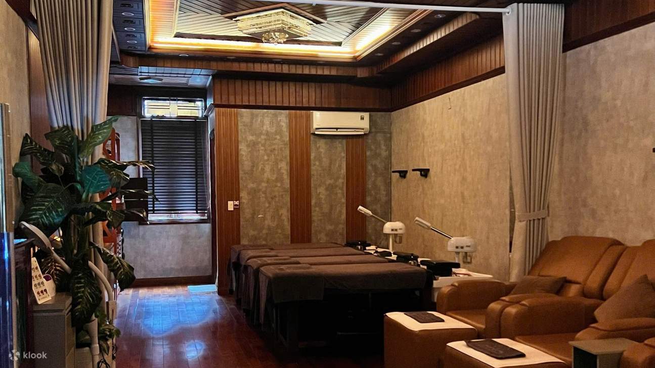 Sala de tratamiento privada y acogedora en Oani Spa & Massage Da Nang: una escapada tranquila para recargar tu cuerpo y mente.