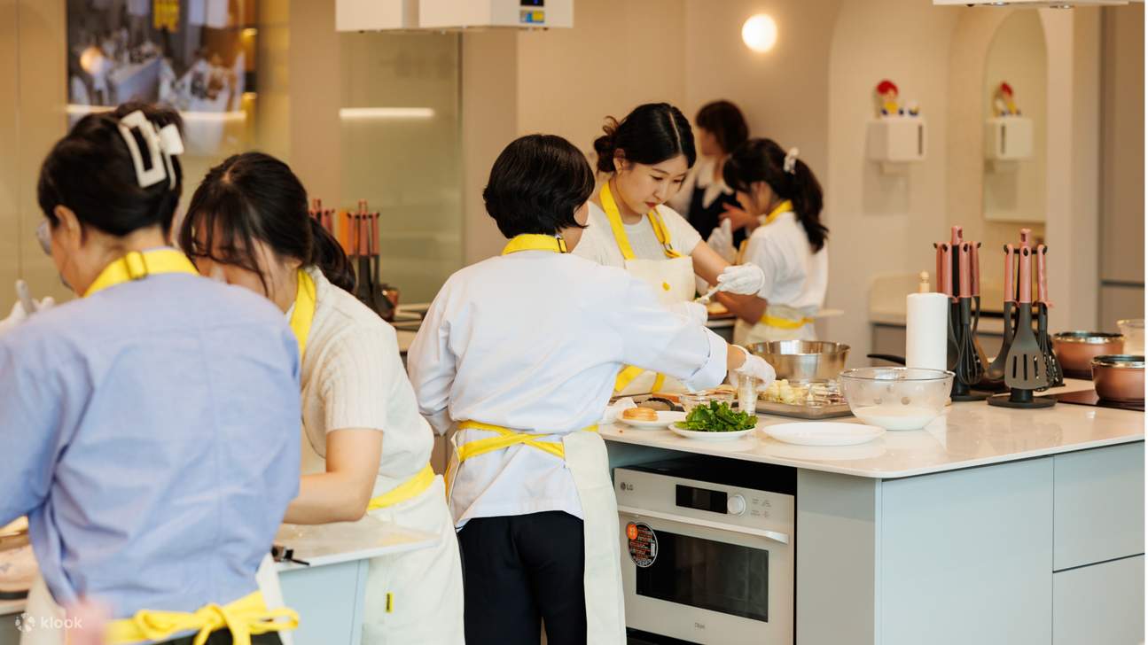 K-foods Alami Cara Orang Korea Menikmati Bersama chef, anda boleh membuat K-foods yang mewakili seperti gimbap, bulgogi, dan japchae, Anda boleh memilih pelbagai mi cawan OTOKI dan memakannya bersama-sama serta berbual dengan gembira.