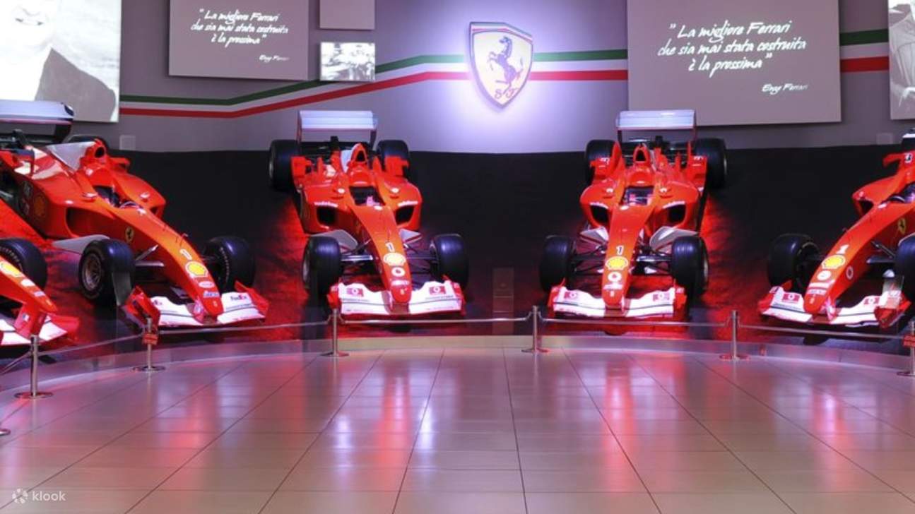 Schlendern Sie durch Galerien mit Ferraris exklusiven Modellen in limitierter Auflage und Sammlerlieblingen.