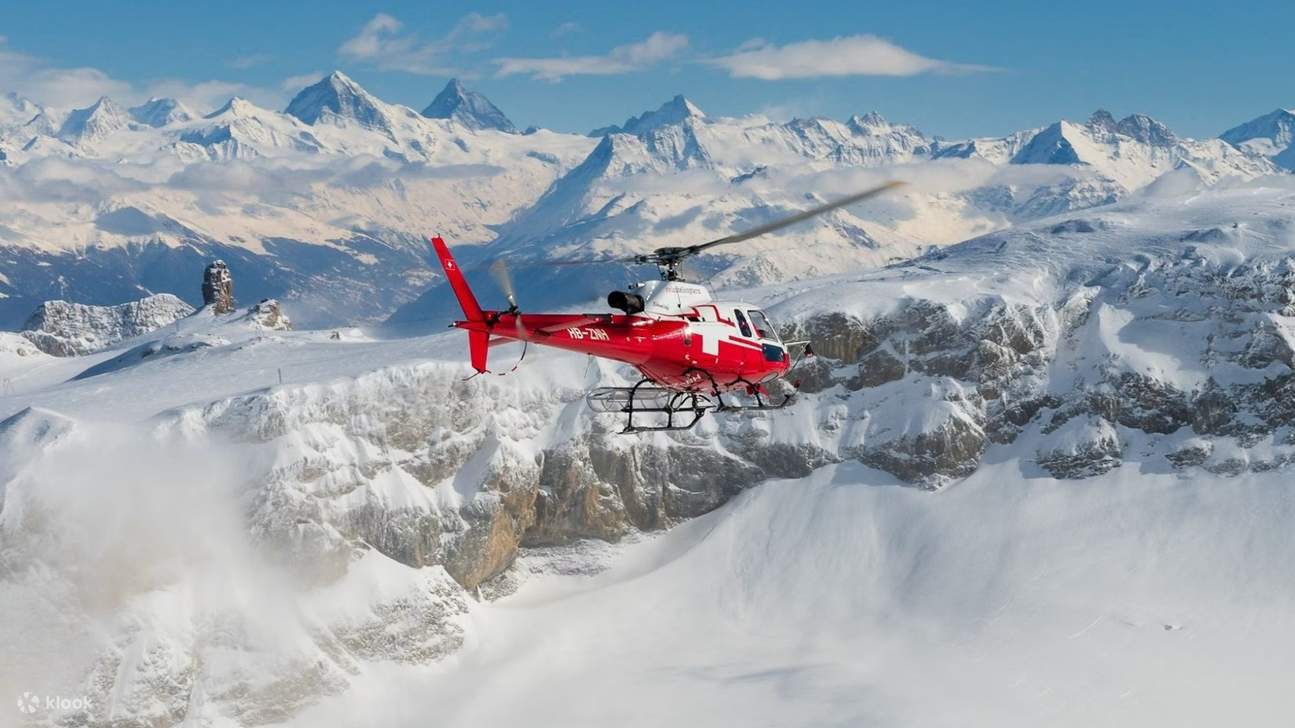 Vuelo en helicóptero sobre picos de glaciares brillantes en un impresionante paisaje alpino