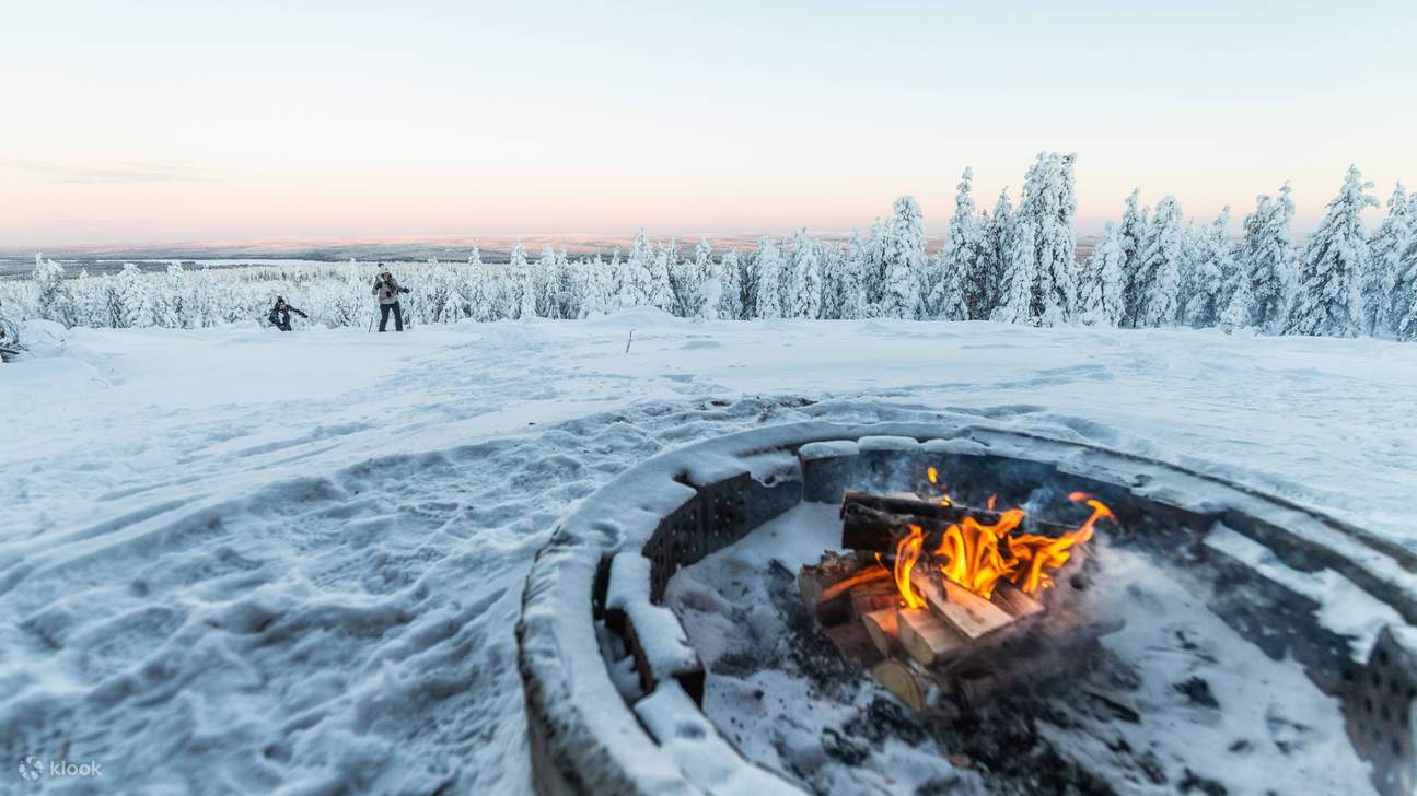 在壯麗的北極荒野中，於温暖的篝火旁放鬆身心