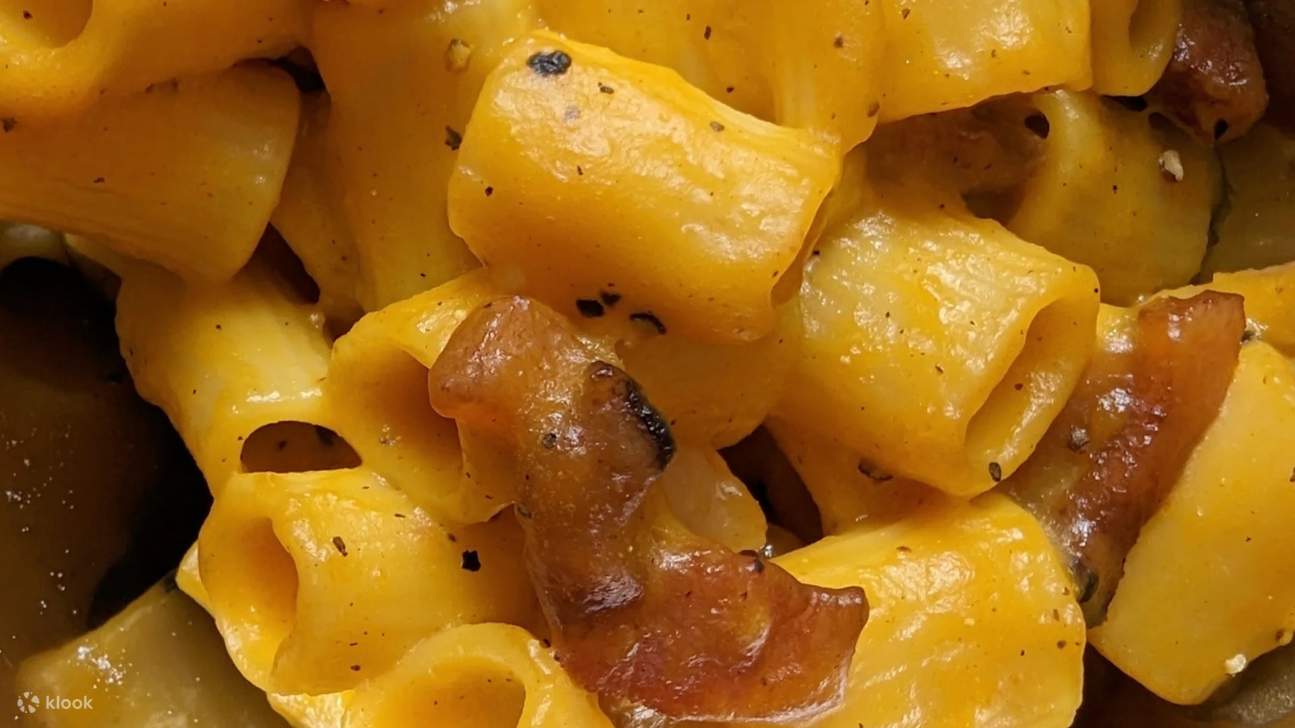 Goldgelb, cremig und voller Geschmack – authentische römische Carbonara vom Feinsten!