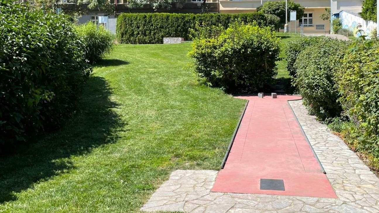 Trải nghiệm mini golf dưới Tháp Truyền Hình Zizkov