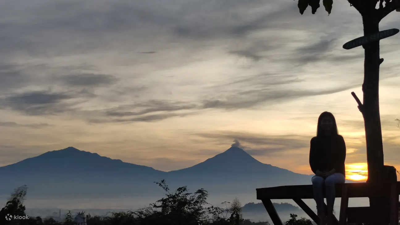Punthuk Setumbu 日出（默巴布火山和默拉皮火山为背景）