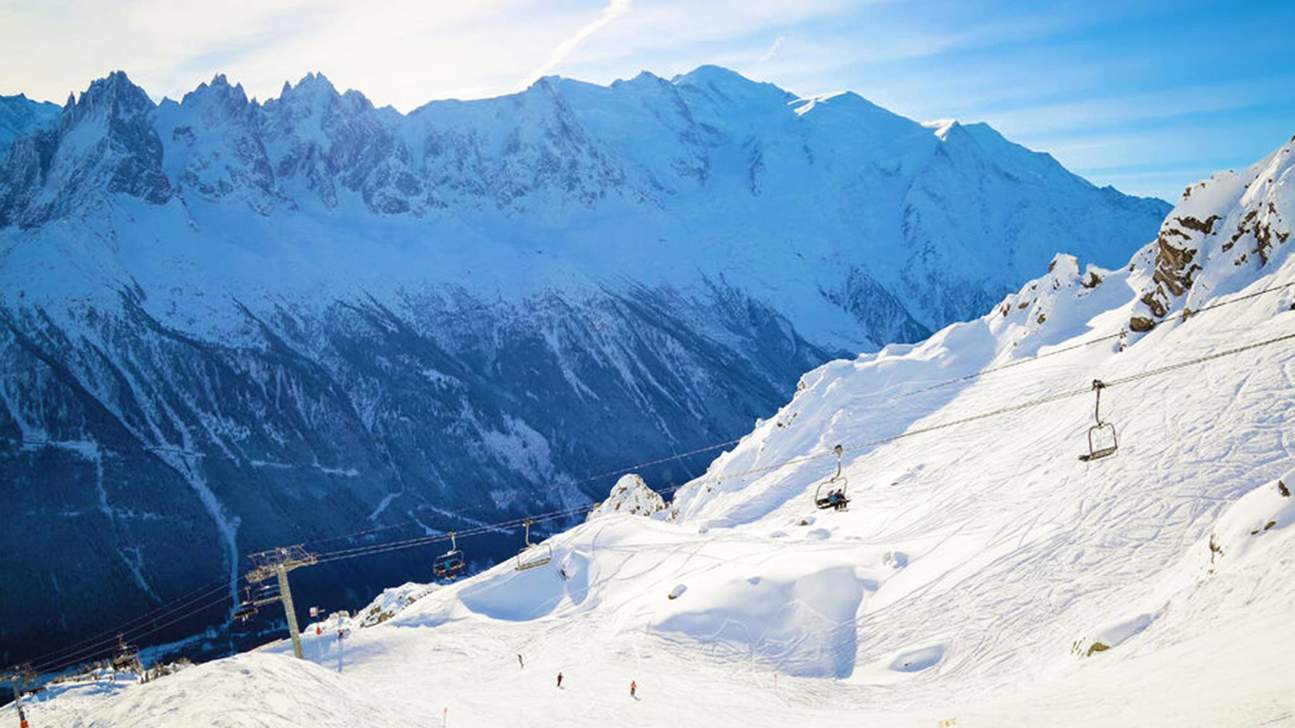 Cahaya keemasan matahari pagi memancar di atas lembah Chamonix dan gunung-ganang yang dilitupi salji di sekelilingnya