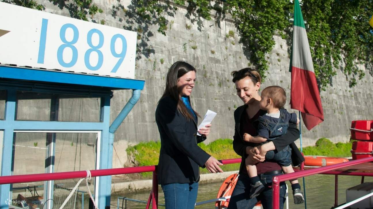 Le personnel vérifie attentivement les billets et la sécurité des clients avant de les autoriser à monter à bord du bateau.