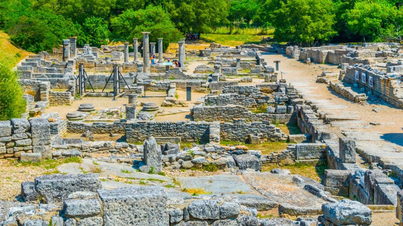 Witness centuries-old ruins that tell captivating stories of Glanum’s Roman legacy