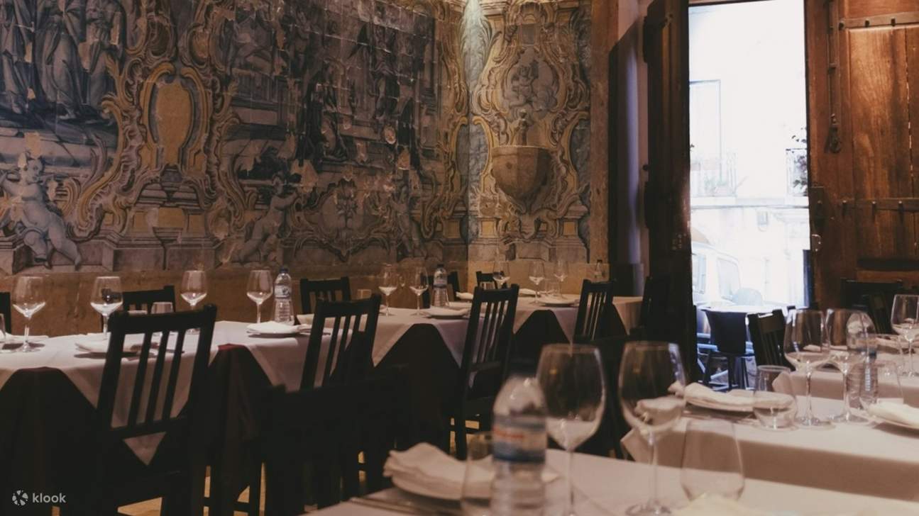 Ăn tối dưới những viên gạch azulejo lịch sử trong một nhà nguyện thế kỷ 18 đã trở thành địa điểm Fado mang tính biểu tượng
