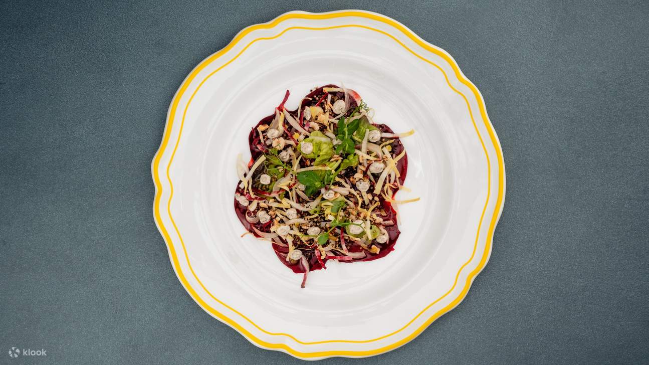 Insalata di foglie fresche di barbabietola condita con vinaigrette alle nocciole e cremose quenelle di maionese al tartufo