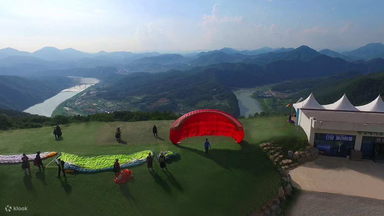 Sebagai tapak peluncuran paragliding pertama di Korea, anda boleh menikmatinya dengan lebih selamat di kawasan berlepas/mendarat yang luas khusus untuk Kampung Para.