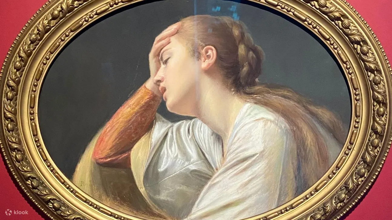 在古典艺术中，美与内省交织，带来片刻的反思