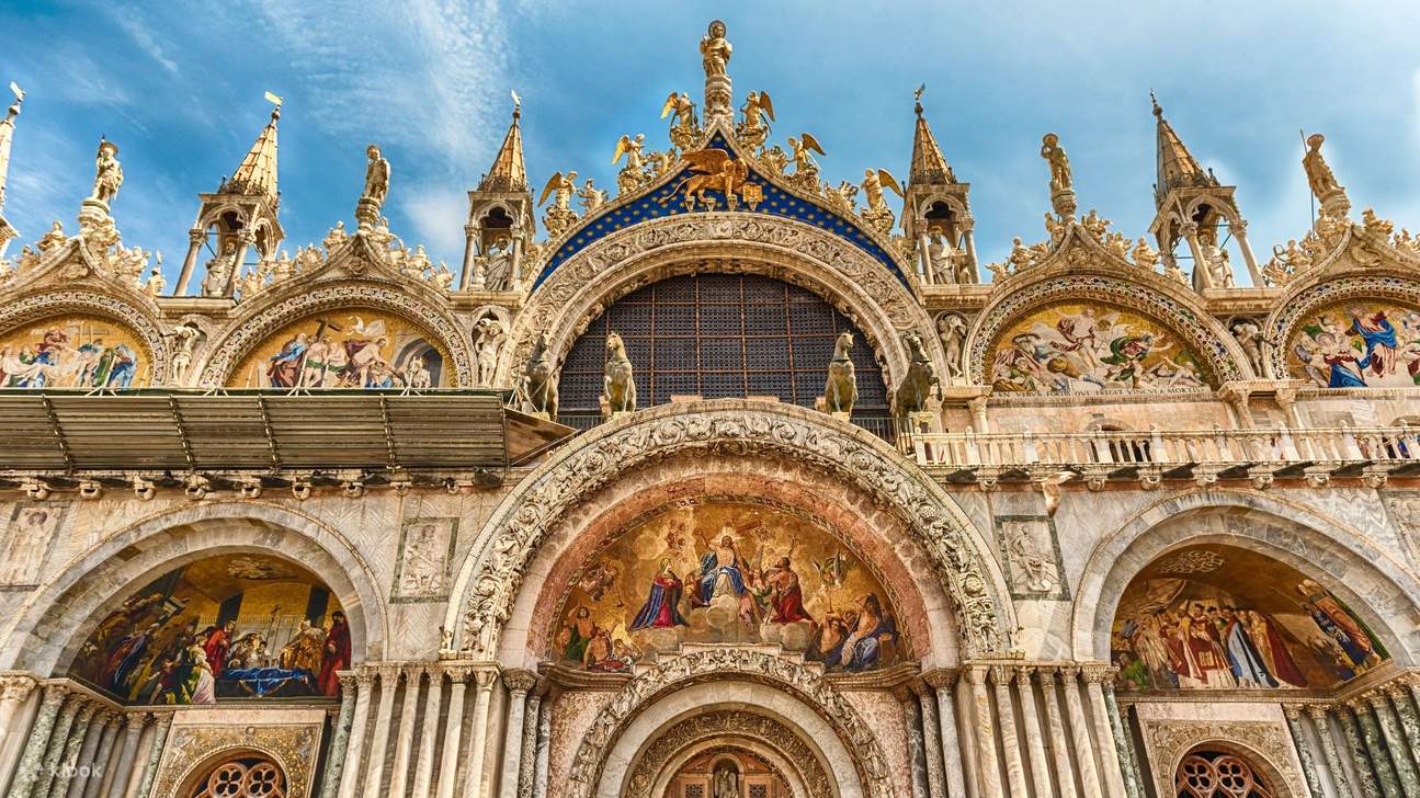 在威尼斯欣赏圣马可大教堂的金色马赛克和宏伟气势