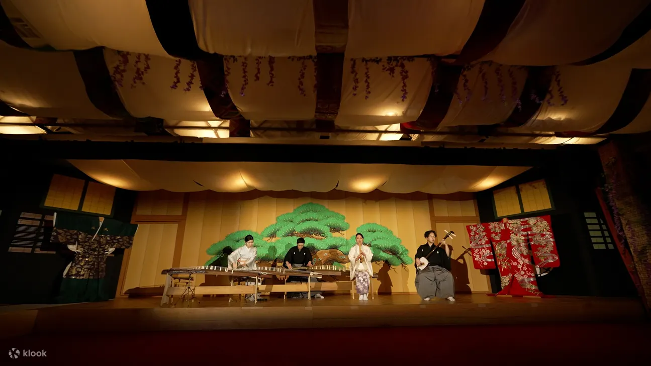 日本传统音乐表演和歌舞伎服装拍照