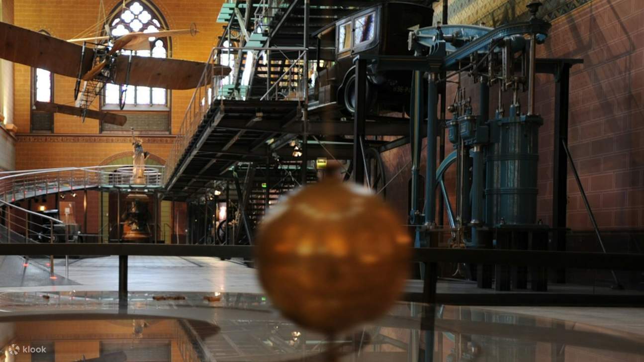 파리의 숨겨진 보석 같은 곳에서 천체 관측기, 비행 기계, 유명한 푸코의 진자를 탐험해보세요.