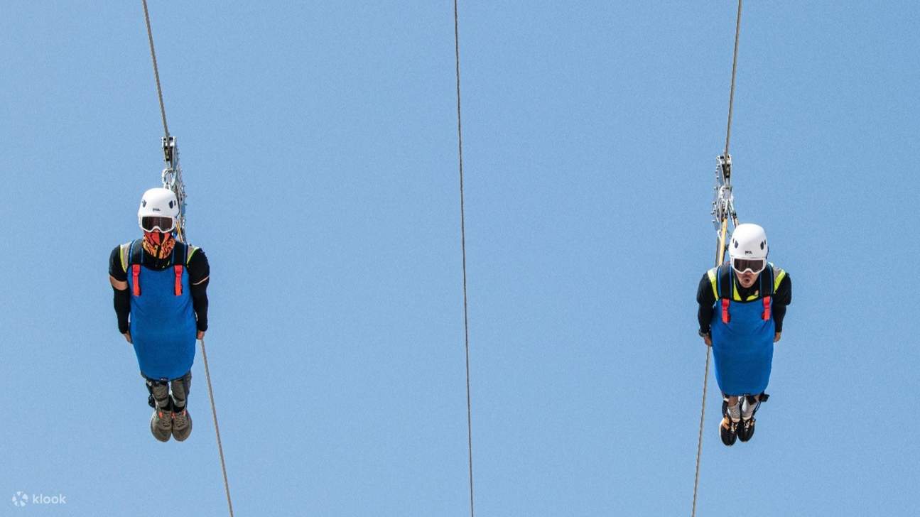 Terbanglah seperti seorang pahlawan super dengan kecepatan memecahkan rekor di zipline terpanjang di atas air di dunia!