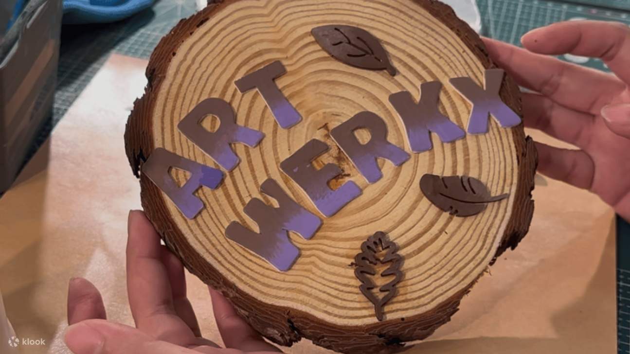 아트 웍스에서 나무 명패 워크숍