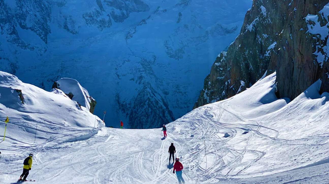 Pandangan dekat ski dan tiang yang terletak di atas salji, menunggu hari pengembaraan yang mendatang