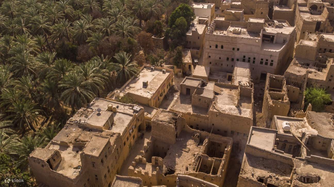 Trekking di sepanjang laluan yang mencabar, menyingkap pemandangan ngarai dalam yang tiada tandingan