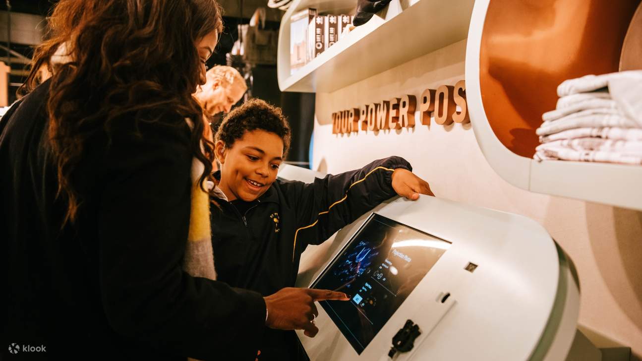 Lasciati stupire dalla Sala Turbine, splendidamente restaurata, che mette in mostra il fascino architettonico degli anni '30