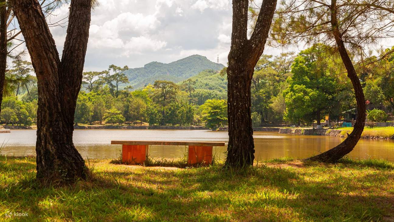 Tiket Makam Kaisar Minh Mang di Kompleks Monumen Hue UNESCO