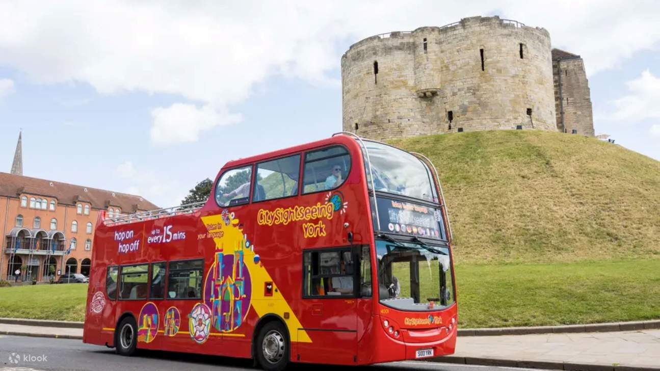 Découvrez les monuments emblématiques de York à bord du bus à impériale et admirez la vue panoramique sur la ville.
