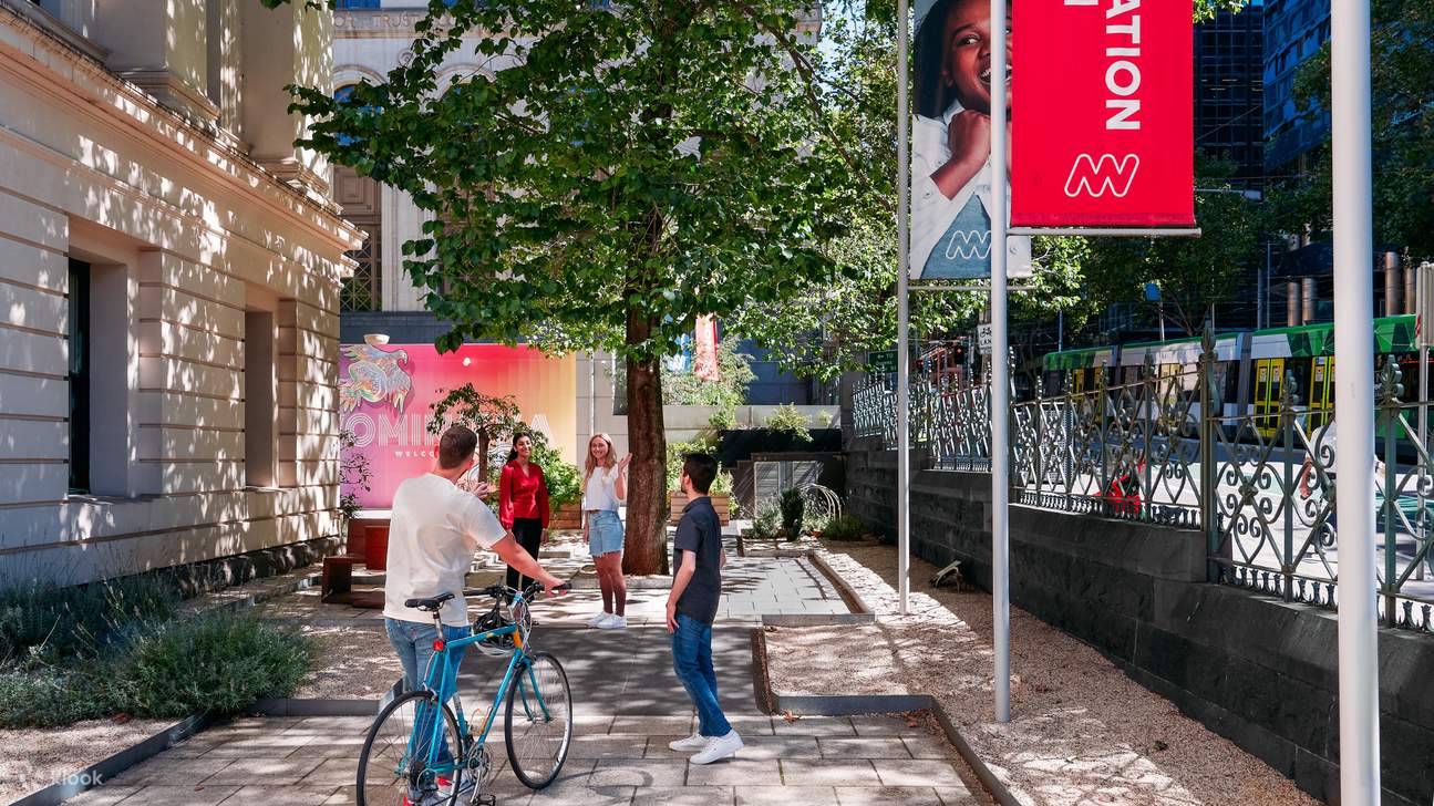 Betreten Sie das historische Gebäude des Immigration Museum und entdecken Sie Geschichten von Reisen und kulturellen Verbindungen.