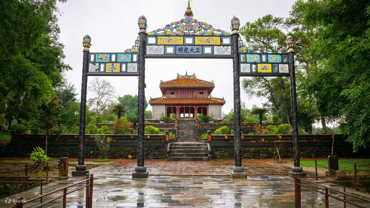 Tiket Makam Kaisar Minh Mang di Kompleks Monumen Hue UNESCO
