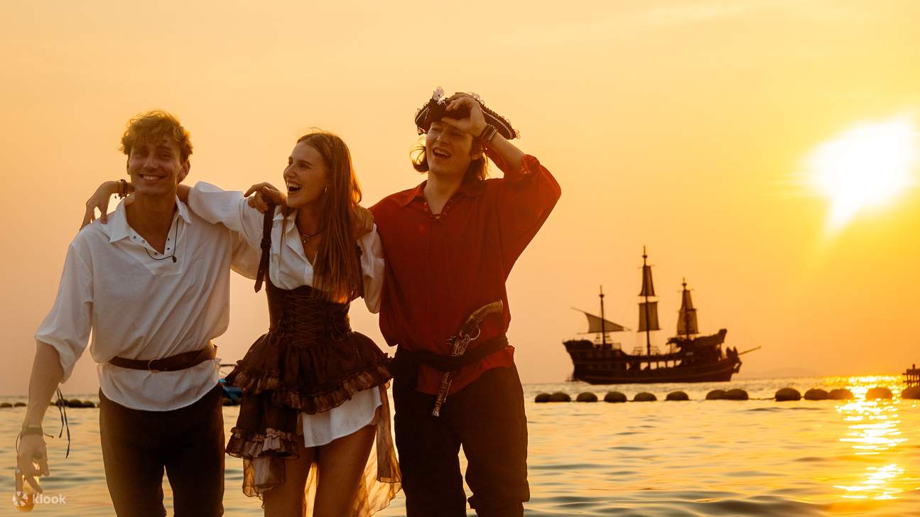 乘坐LORD黑珍珠海盜船，體驗前往小珊瑚島的巡遊之旅