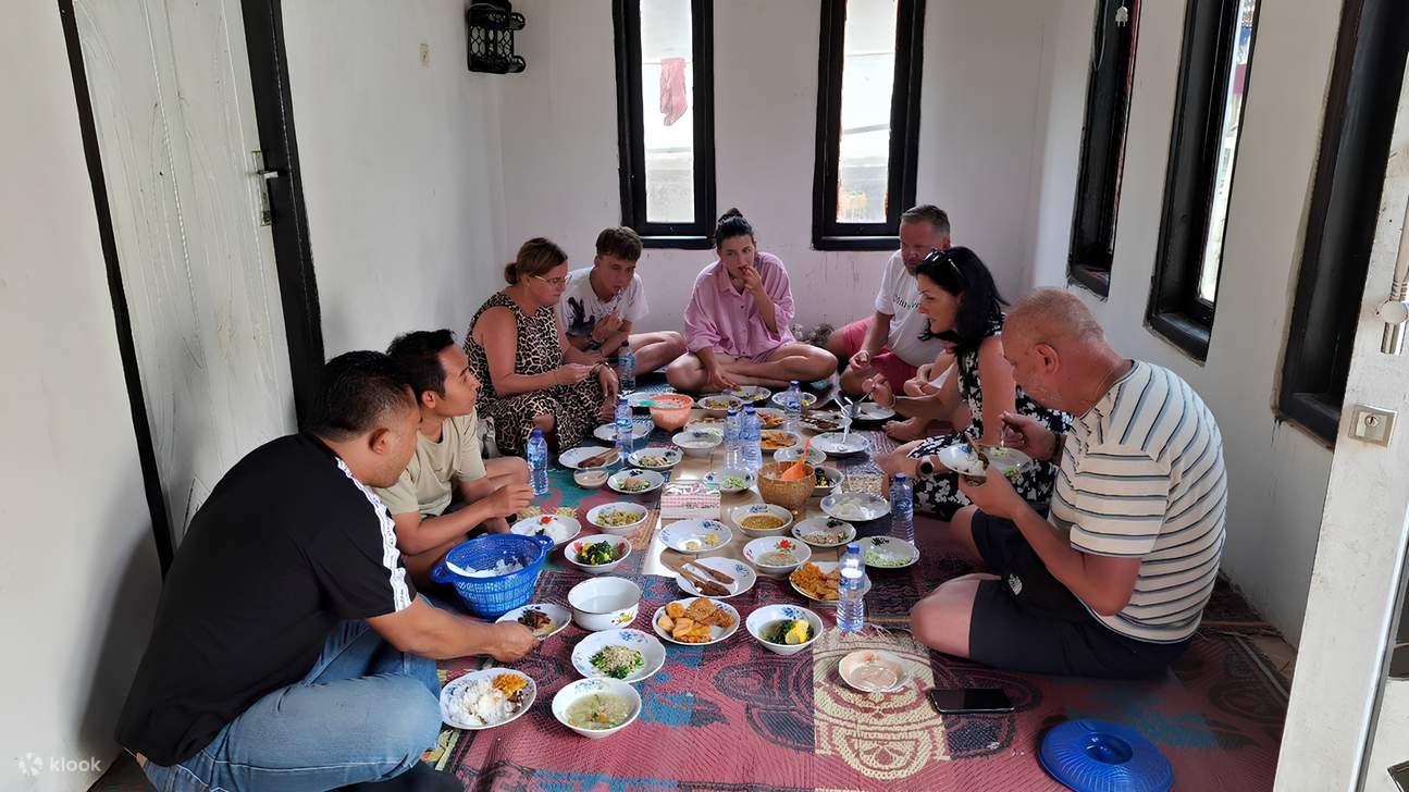 Entspannen Sie sich und genießen Sie Ihre Mahlzeit inmitten der Schönheit eines traditionellen Lombok-Hauses.