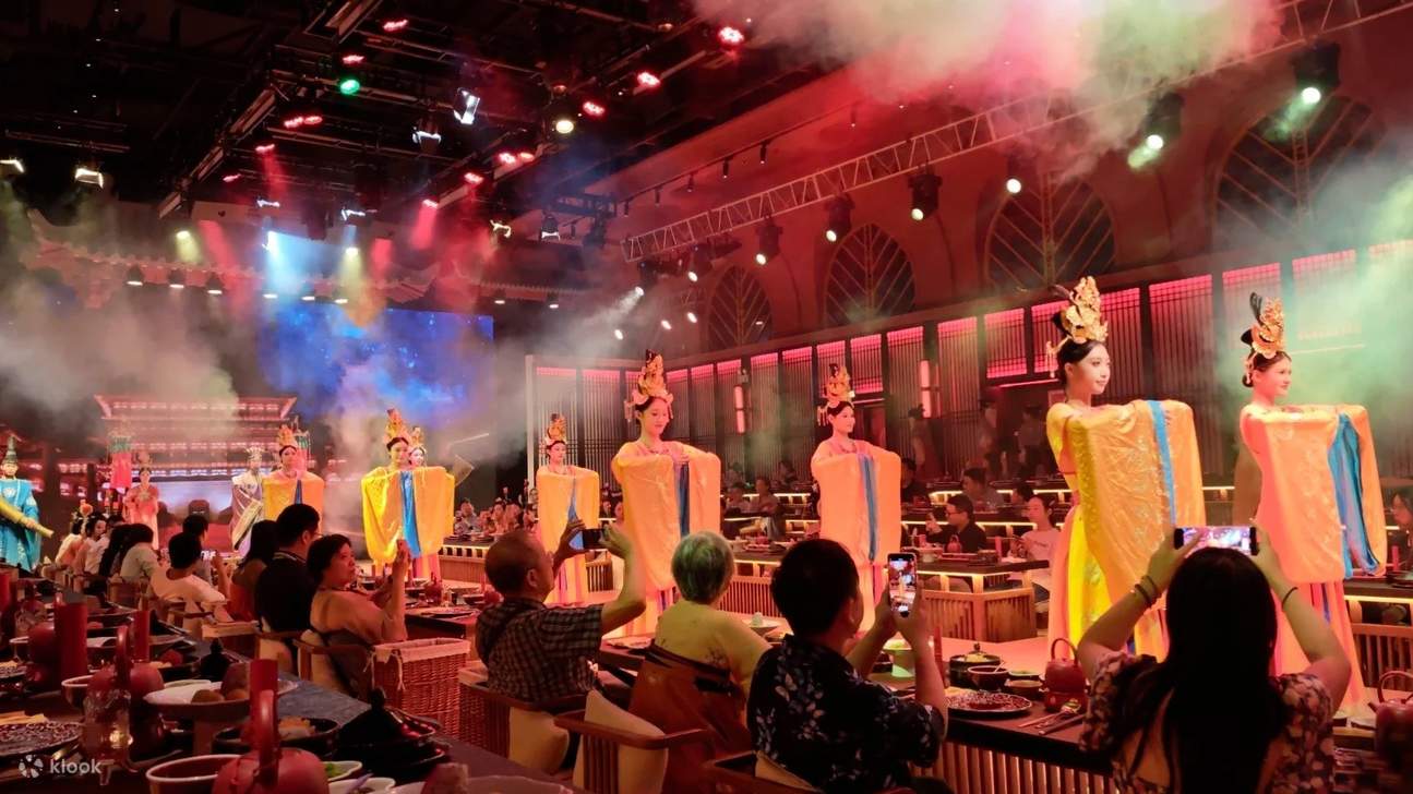 Les danses хусюй occasionnelles des régions occidentales, avec leurs jupes virevoltantes, ajoutent une touche d'exotisme.