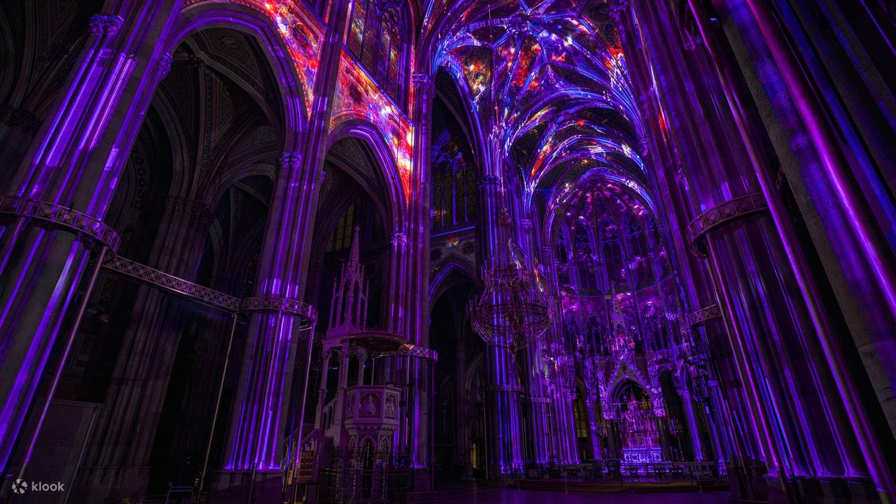 ウィーンのヴォティーフ教会での創造の光のショー