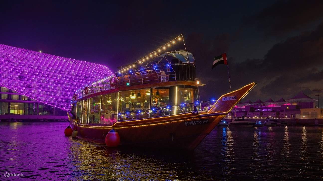 街の輝きを眺めながら、お祭り気分を盛り上げる味覚を堪能しましょう。