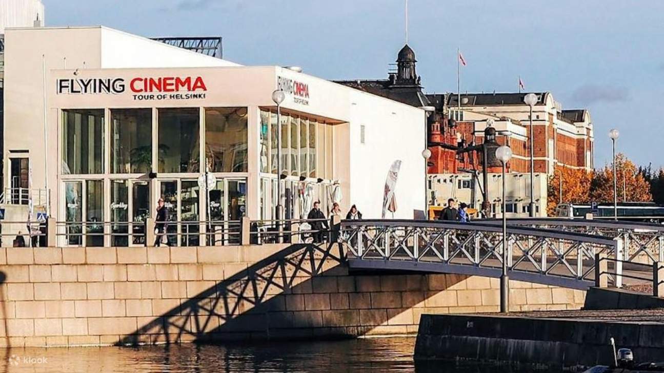 ¡Descubra el encanto de Helsinki en Flying Cinema, donde las aventuras impresionantes se combinan con las vistas espectaculares del muelle!
